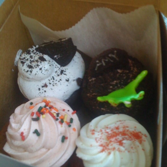 Foto diambil di Sweet Avenue Bake Shop oleh Jenna V. pada 10/13/2012