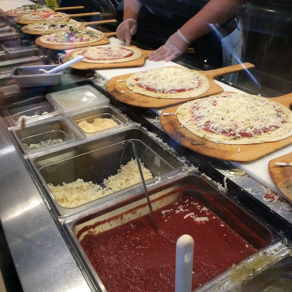 8/18/2014에 Chris F.님이 Pieology Pizzeria에서 찍은 사진
