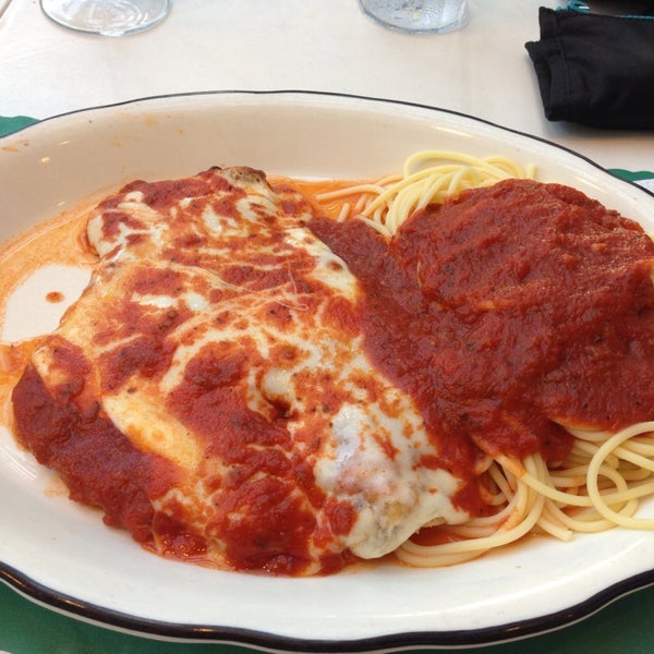 Снимок сделан в Vic&#39;s Italian Restaurant пользователем Rose T. 7/27/2013