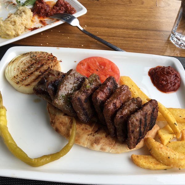 รูปภาพถ่ายที่ Ramazan Bingöl Köfte &amp; Steak โดย Nurî เมื่อ 2/3/2018