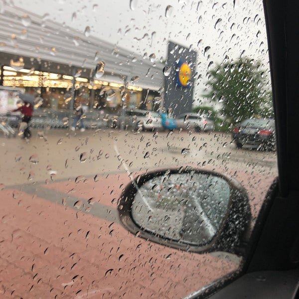 Foto tirada no(a) Lidl por Nicole Z. em 6/22/2019