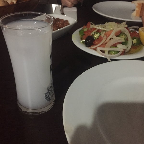 Das Foto wurde bei Özcan Restaurantlar von Kaan S. am 3/10/2017 aufgenommen