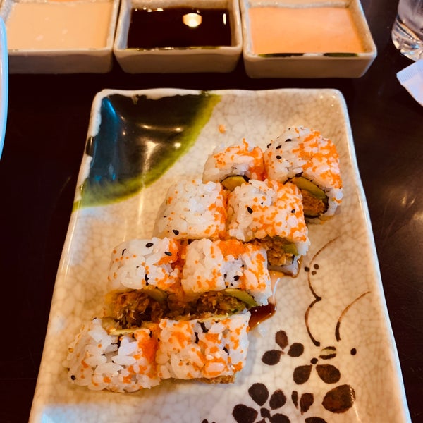 รูปภาพถ่ายที่ Koizi Endless Hibachi &amp; Sushi Eatery โดย Özge Ö. เมื่อ 9/5/2019