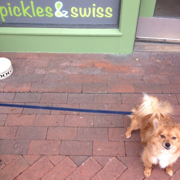 Foto tomada en Pickles &amp; Swiss  por Katie D. el 2/5/2013