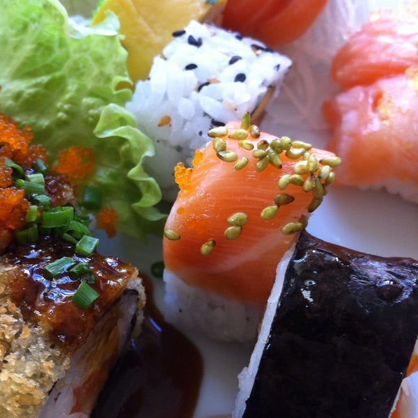 รูปภาพถ่ายที่ Sushihana Sushi Bar โดย Luis V. เมื่อ 11/27/2015