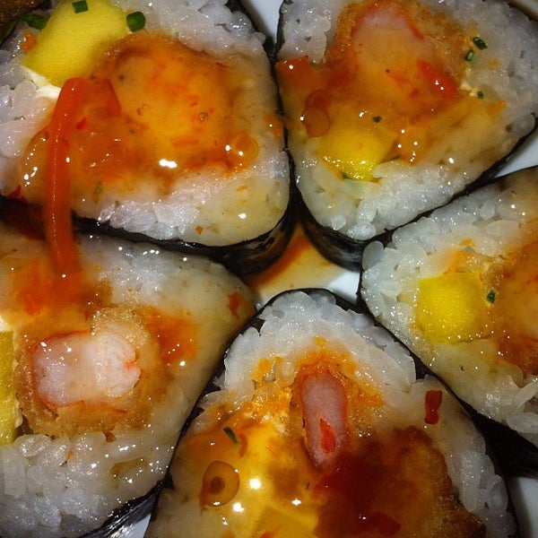 รูปภาพถ่ายที่ Sushihana Sushi Bar โดย Luis V. เมื่อ 10/26/2012