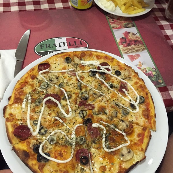 รูปภาพถ่ายที่ Fratelli Duri Pizzeria, Pera โดย Toprak Fatih 61🏹 Y. เมื่อ 7/24/2015