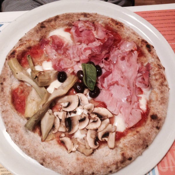 4/27/2015 tarihinde Yanina A.ziyaretçi tarafından Pizzeria Farina'de çekilen fotoğraf