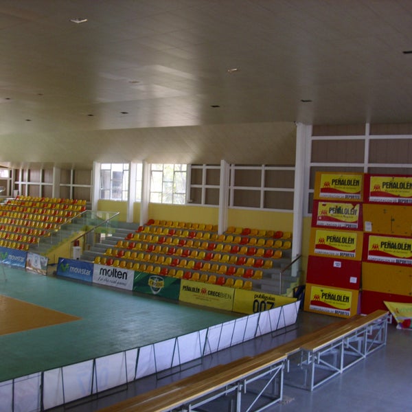 รูปภาพถ่ายที่ Polideportivo Sergio Livingstone โดย Polideportivo Sergio Livingstone เมื่อ 8/20/2014
