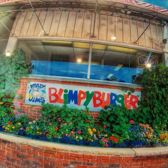 รูปภาพถ่ายที่ Krazy Jim&#39;s Blimpy Burger โดย Brian Z. เมื่อ 7/21/2016