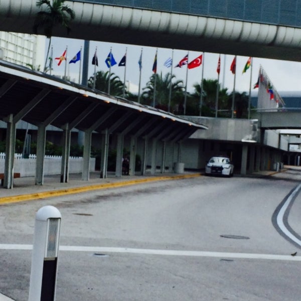 Foto tirada no(a) Aeroporto Internacional de Miami (MIA) por Burçin O. em 7/18/2015