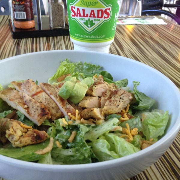 Foto diambil di Super Salads oleh Mario M. pada 10/23/2014
