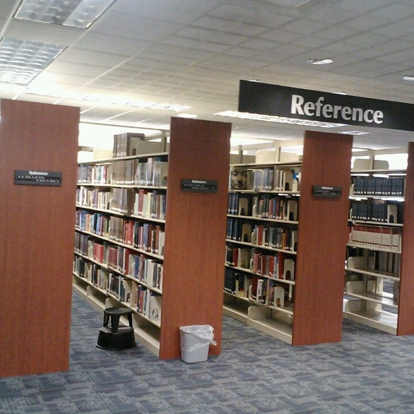 9/5/2013에 Wandering D.님이 Charleston County Public Library Main Branch에서 찍은 사진