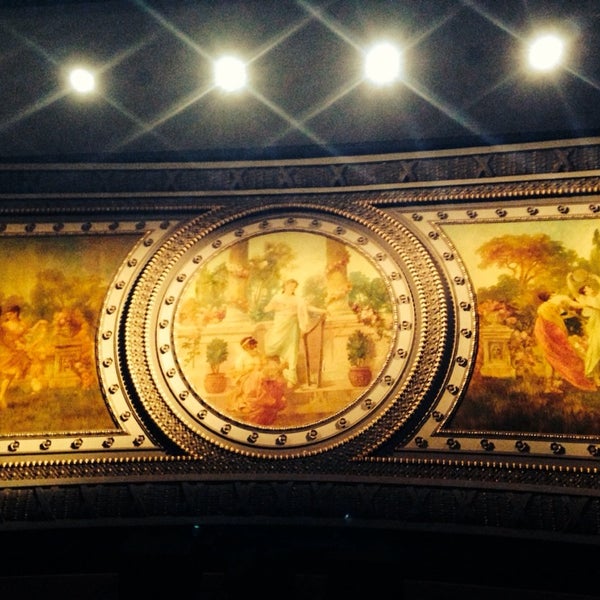 รูปภาพถ่ายที่ The Grand Theatre โดย MarsGirlVoyager เมื่อ 5/10/2014