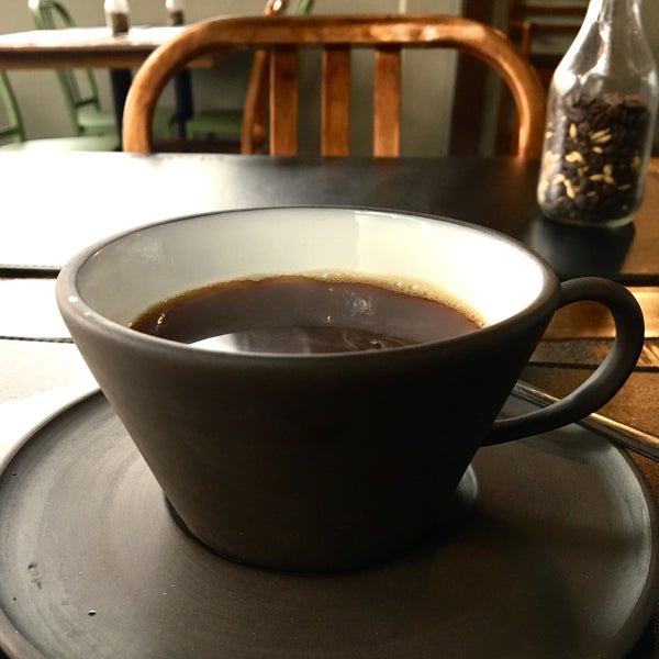 Se você gosta de café de qualidade e muito bem tirado em diversos tipos de extrações diferentes, lugar confortável e tranquilo e atendimento perfeito esse é o lugar. Experimente o café coado no Hario.