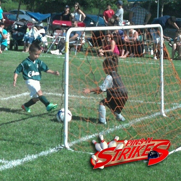 รูปภาพถ่ายที่ Pins N Strikes โดย Cosumnes Youth Sports เมื่อ 7/18/2014