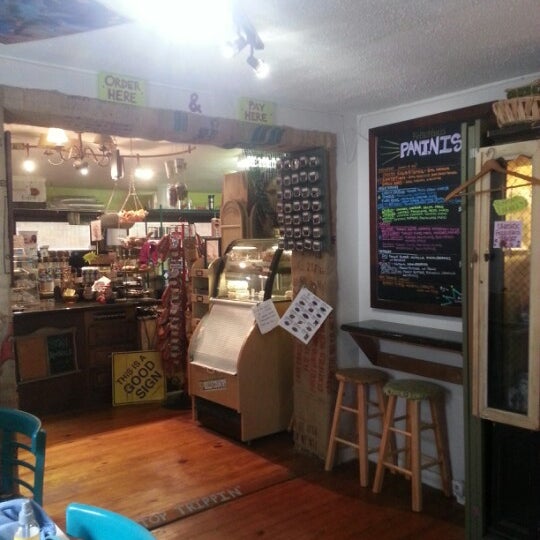 3/2/2013 tarihinde Sheena C.ziyaretçi tarafından Felicitous Coffee &amp; Tea House'de çekilen fotoğraf