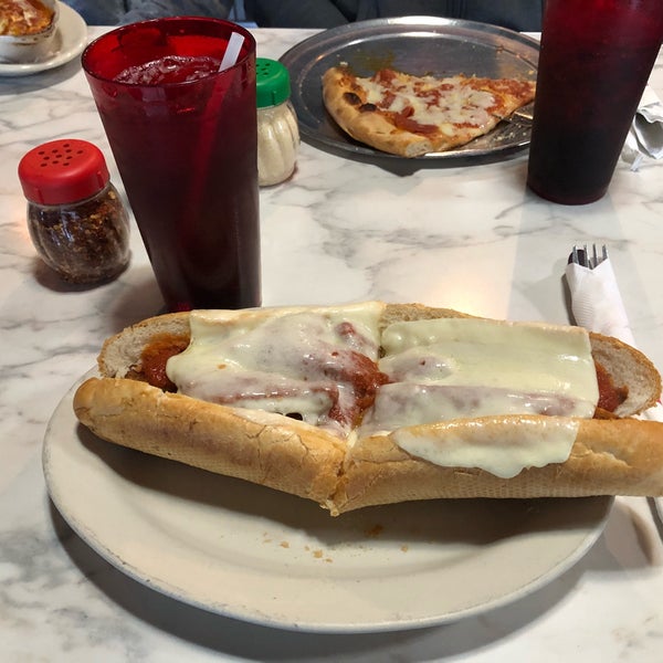 Снимок сделан в Luigi&#39;s Pasta &amp; Pizzeria Restaurant пользователем James L. 2/22/2018