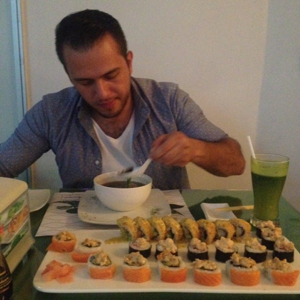 Das Foto wurde bei Banzai Sushi Asian Cuisine von Cristina R. am 6/1/2014 aufgenommen