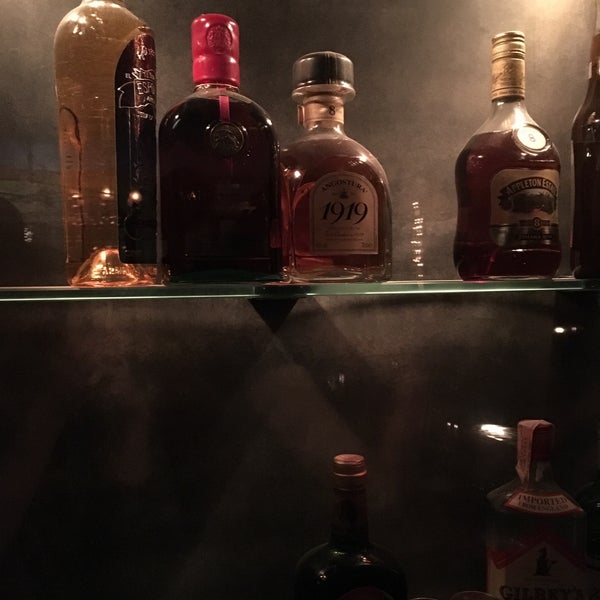 4/14/2016 tarihinde Nuziyaretçi tarafından Jolie Môme - Cocktail Bar &amp; Fun'de çekilen fotoğraf
