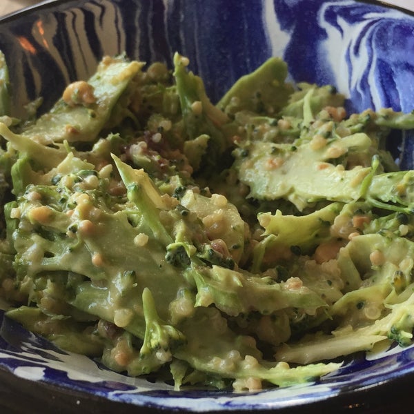 Çiğ brokoli salatası, kabak mücver ve ev yapımı çilekli limonata harika 👍🏻