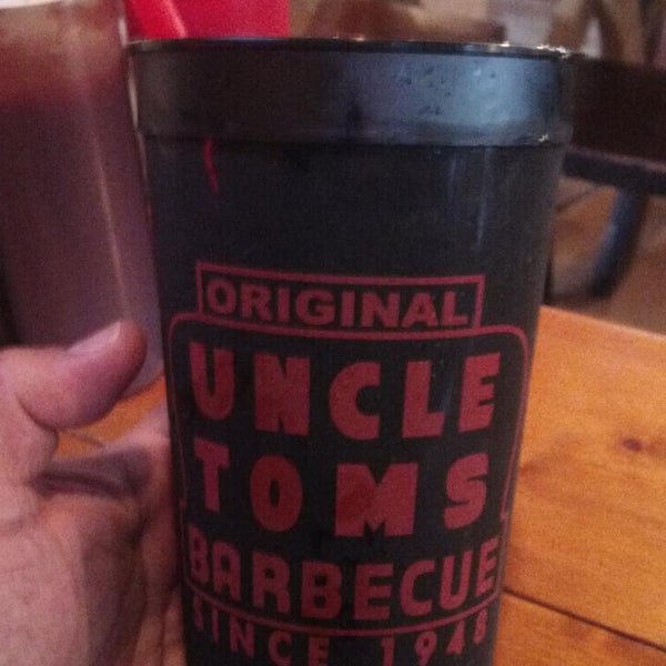 Foto scattata a Original Uncle Tom&#39;s Barbecue da Jonathan B. il 6/8/2014