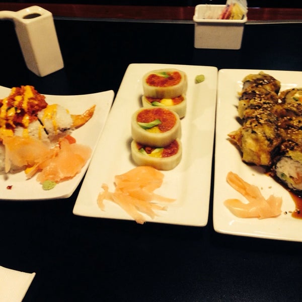 รูปภาพถ่ายที่ The Sushi Place &amp; Patio Lounge โดย Claudia ⭐. เมื่อ 4/27/2014