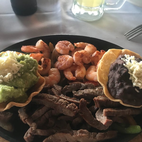 Снимок сделан в Mocambo Mexican Seafood &amp; Lobster пользователем Marianna T. 11/4/2017