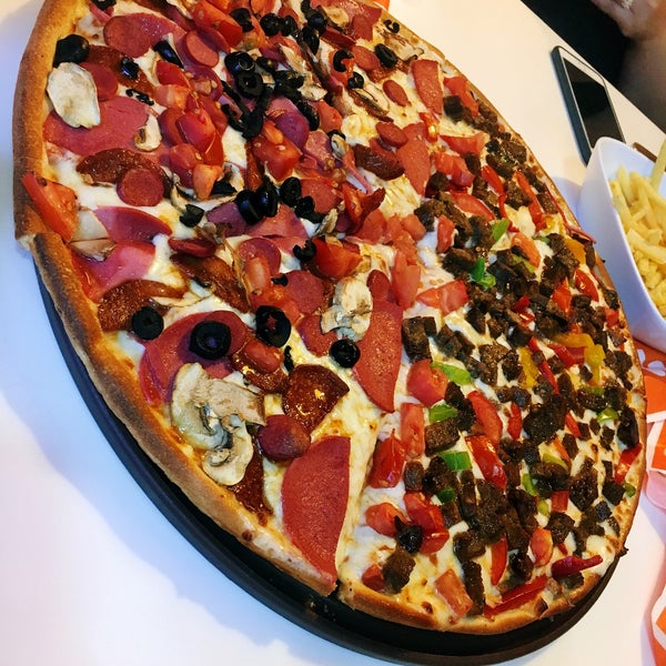 รูปภาพถ่ายที่ La pizza โดย Fatma G. เมื่อ 6/27/2019