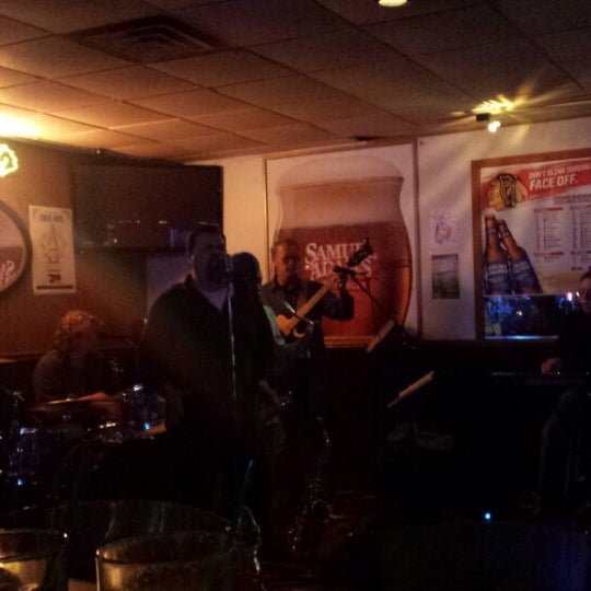 Foto tomada en Bottoms Up Bar &amp; Grill  por Lilly S. el 5/17/2014