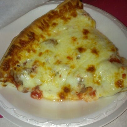 Снимок сделан в Mr Beef &amp; Pizza пользователем Cathy C. 10/11/2012