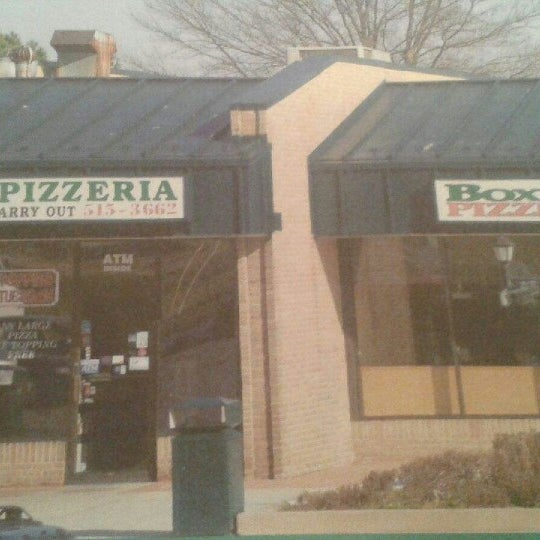Foto tirada no(a) Box Hill Pizzeria por Amy P. em 6/19/2014