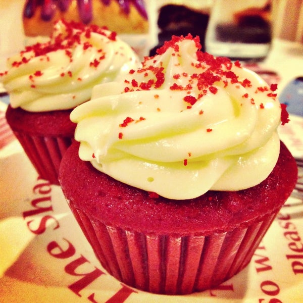 Das Foto wurde bei Phoebe&#39;s Cupcakery von Ang Gelo C. am 8/11/2013 aufgenommen