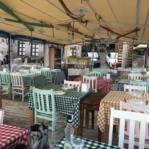 Foto diambil di Assos Yıldız Balık Restaurant oleh Mehmet ö. pada 7/17/2017