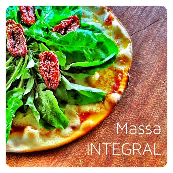 Peça qualquer pizza de sua preferência e peça pra trocar a massa normal pela "massa integral" (sem custo adicional) é mais saudável e é deliciosa! #indico