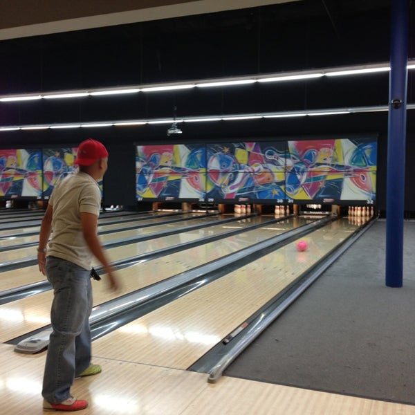 Strikes Family Entertainment (Ahora cerrado) Bowling en Elk Grove