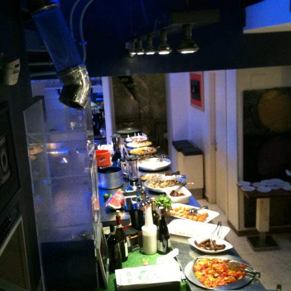 Das Foto wurde bei Inside Restaurant &amp; Cocktail Bar von marcello m. am 9/10/2013 aufgenommen