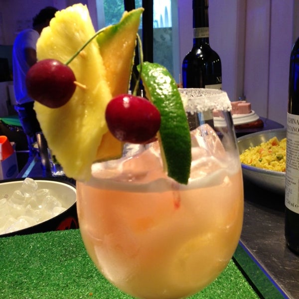 Foto diambil di Inside Restaurant &amp; Cocktail Bar oleh marcello m. pada 9/7/2013