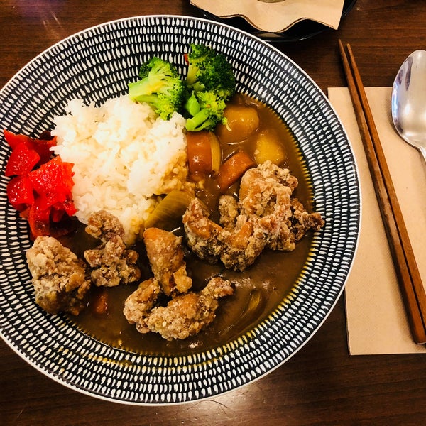 Foto tomada en Yuzu Café &amp; Cuisine  por Beryl Z. el 5/14/2018
