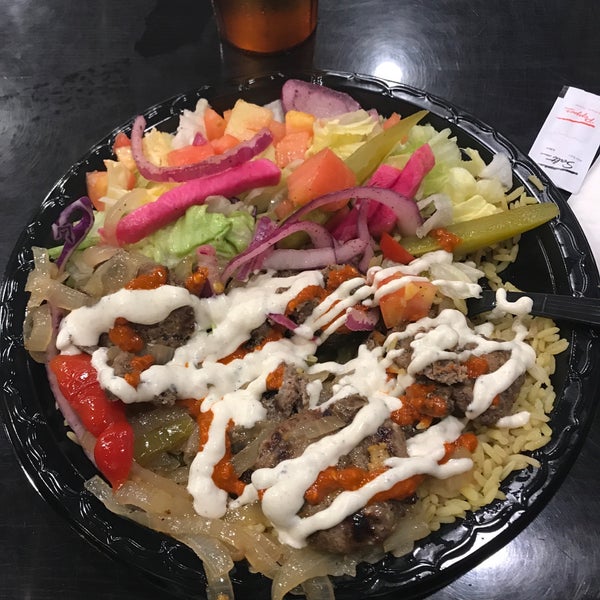 รูปภาพถ่ายที่ King Of Falafel &amp; Shawarma โดย Ronna เมื่อ 9/2/2018