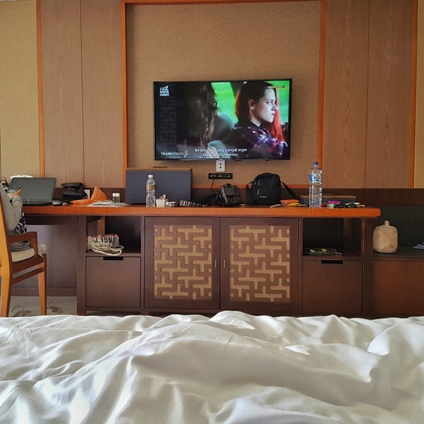 Foto scattata a The Bandha Hotel &amp; Suites da Oky H. il 8/14/2016