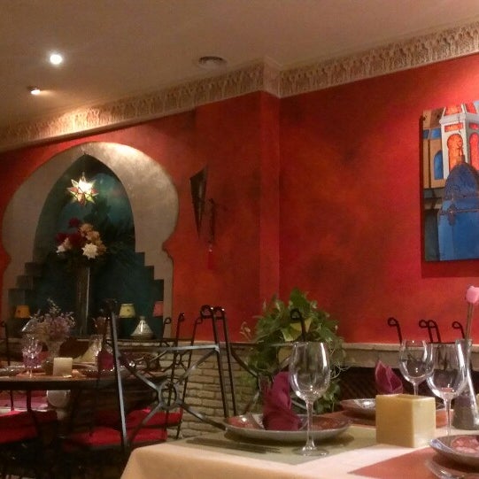 Foto diambil di Restaurante Al - Medina oleh Titi pada 9/6/2013