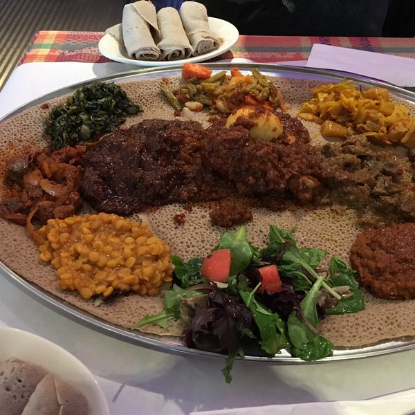 Das Foto wurde bei Enjera Restaurant von Yazeed M. am 11/24/2019 aufgenommen