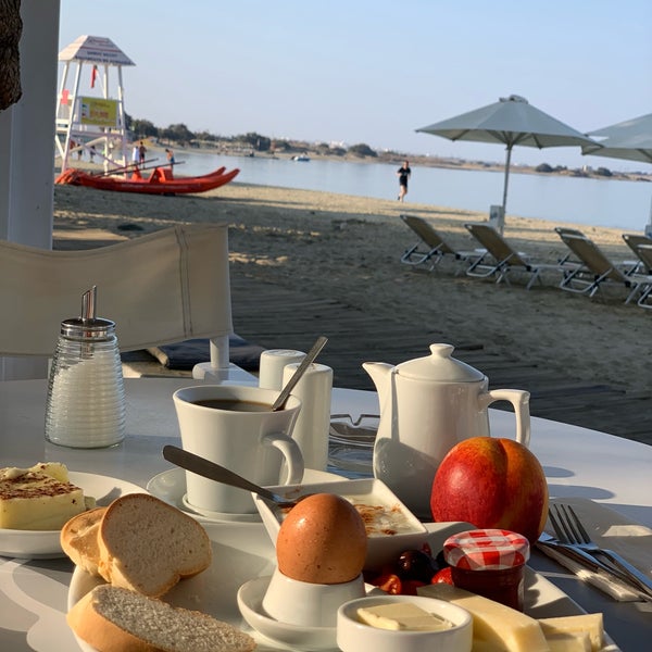 Beautiful place with delicious food options right on the beach. You can have breakfast, lunch and sunset dinner here.