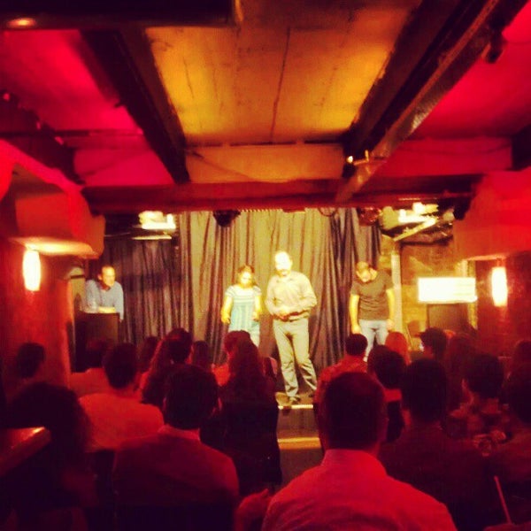 รูปภาพถ่ายที่ Old City Comedy Club โดย Ersin Ö. เมื่อ 10/20/2012