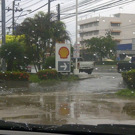 Photo taken at Shell by Gochie W. on 11/28/2012