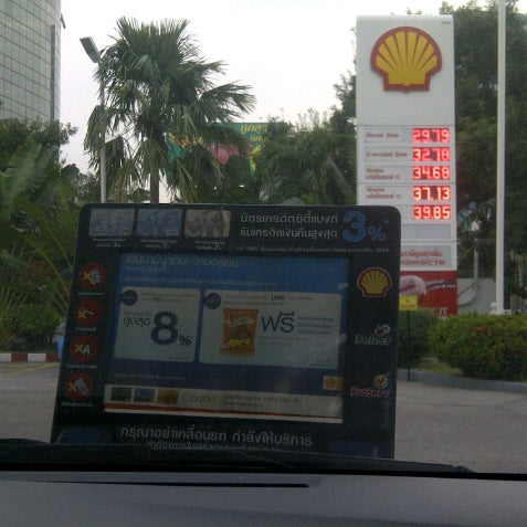 Photo taken at Shell by Gochie W. on 10/30/2012