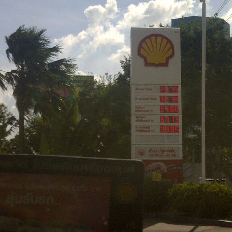 Photo taken at Shell by Gochie W. on 10/25/2012