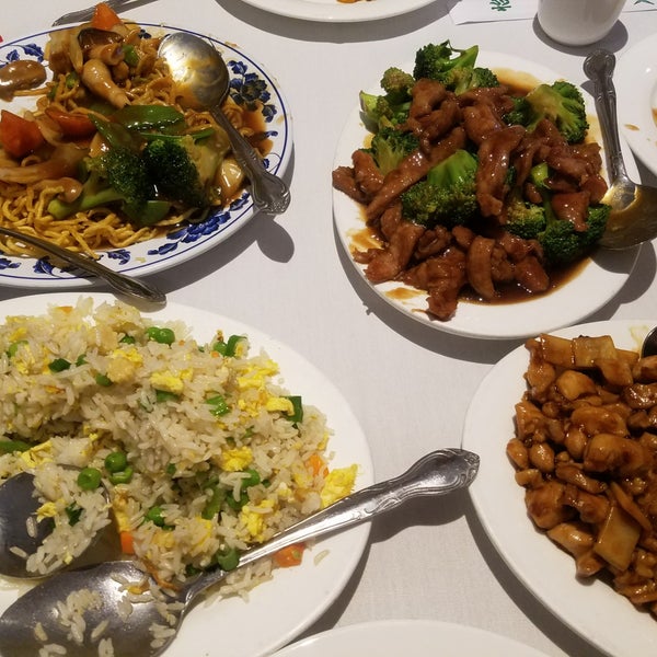 Photo taken at Yang Chow Restaurant by Allan S. on 10/24/2018