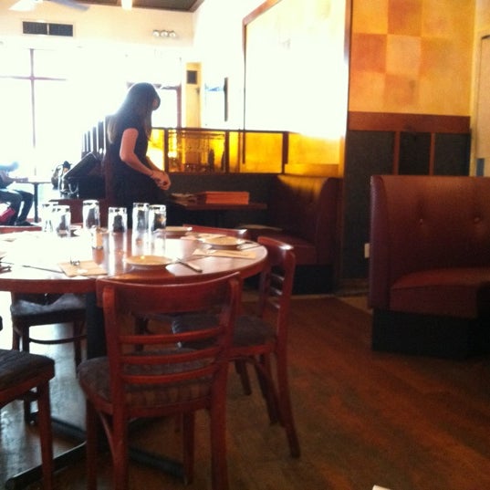 รูปภาพถ่ายที่ Heights Cafe โดย Ryan B. เมื่อ 6/14/2012